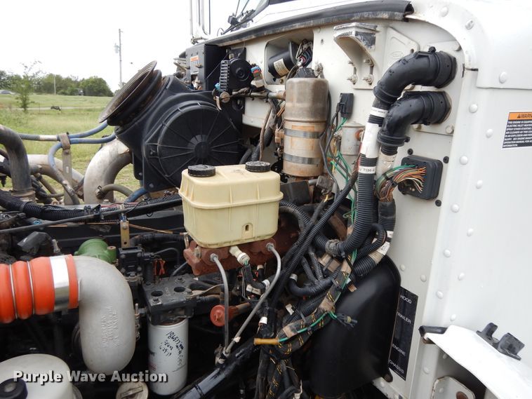 image for item DH0005 2009 Peterbilt 325  service truck with crane