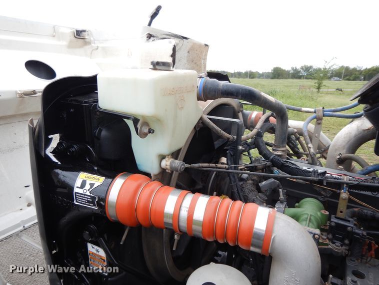 image for item DH0005 2009 Peterbilt 325  service truck with crane