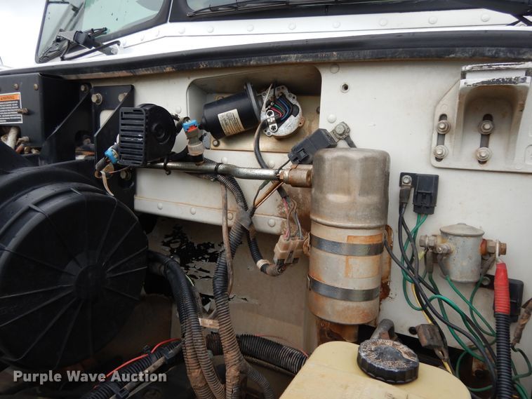 image for item DH0005 2009 Peterbilt 325  service truck with crane