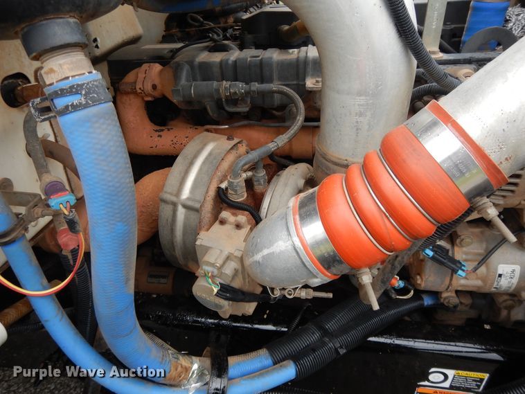 image for item DH0005 2009 Peterbilt 325  service truck with crane