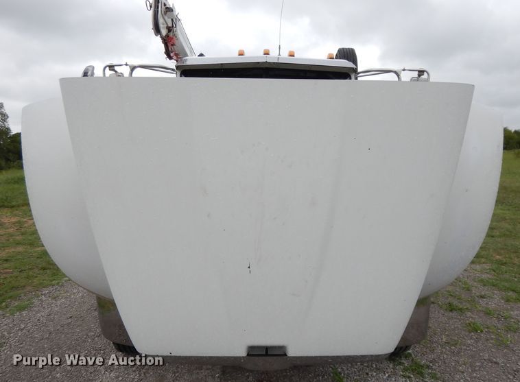 image for item DH0005 2009 Peterbilt 325  service truck with crane