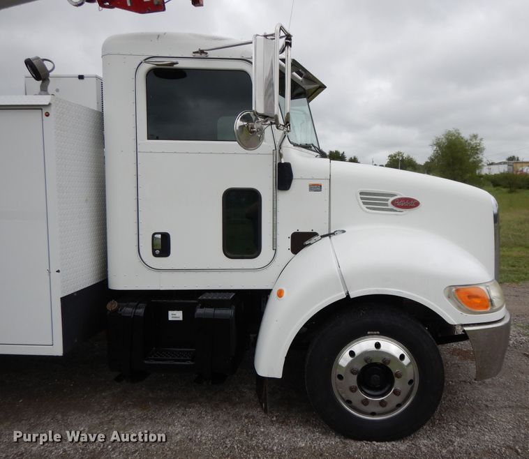 image for item DH0005 2009 Peterbilt 325  service truck with crane