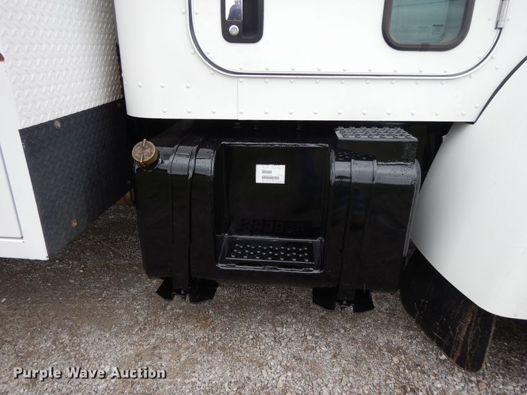 image for item DH0005 2009 Peterbilt 325  service truck with crane