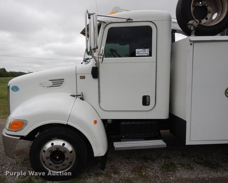 image for item DH0005 2009 Peterbilt 325  service truck with crane