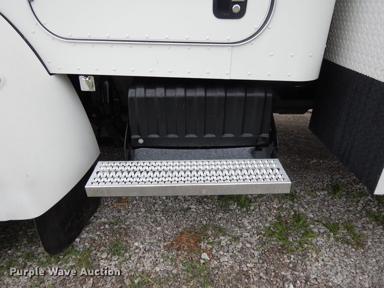 image for item DH0005 2009 Peterbilt 325  service truck with crane