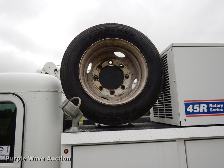 image for item DH0005 2009 Peterbilt 325  service truck with crane