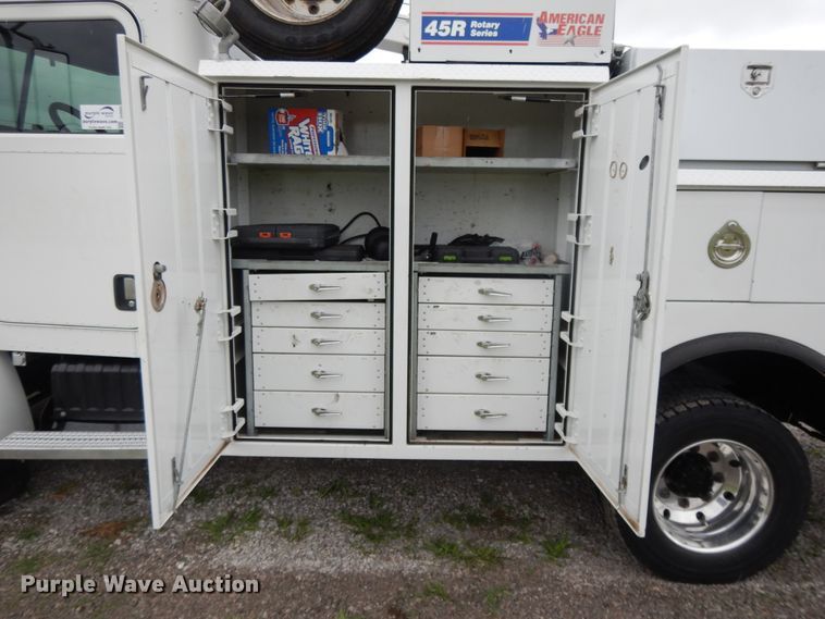 image for item DH0005 2009 Peterbilt 325  service truck with crane