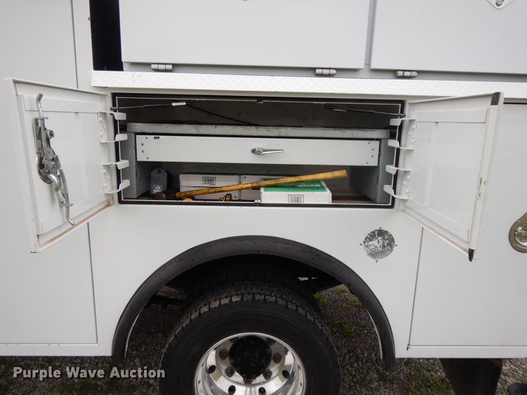 image for item DH0005 2009 Peterbilt 325  service truck with crane