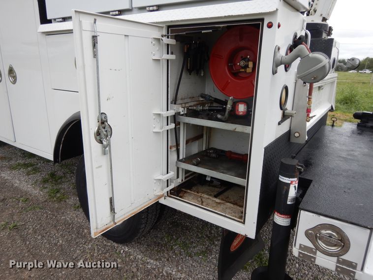 image for item DH0005 2009 Peterbilt 325  service truck with crane