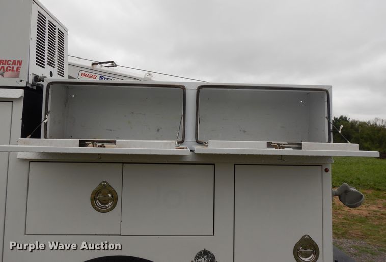 image for item DH0005 2009 Peterbilt 325  service truck with crane