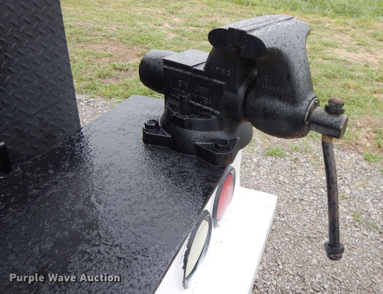 image for item DH0005 2009 Peterbilt 325  service truck with crane