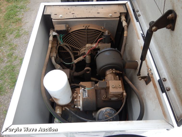 image for item DH0005 2009 Peterbilt 325  service truck with crane