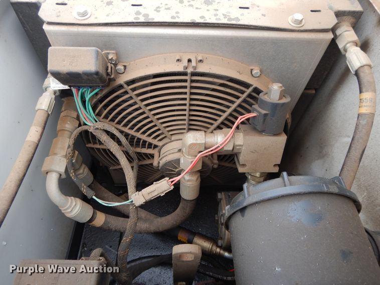 image for item DH0005 2009 Peterbilt 325  service truck with crane