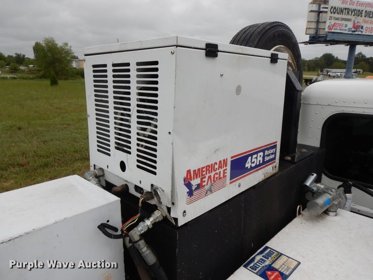 image for item DH0005 2009 Peterbilt 325  service truck with crane