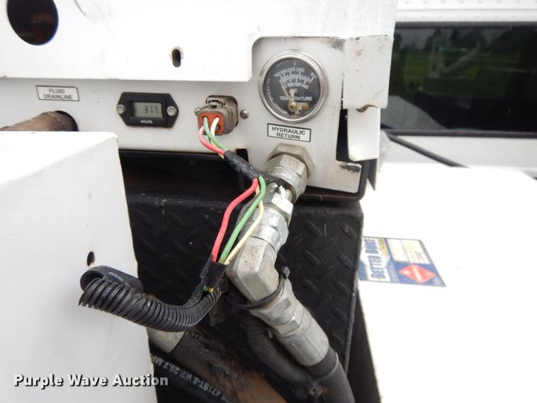 image for item DH0005 2009 Peterbilt 325  service truck with crane