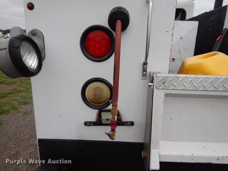 image for item DH0005 2009 Peterbilt 325  service truck with crane