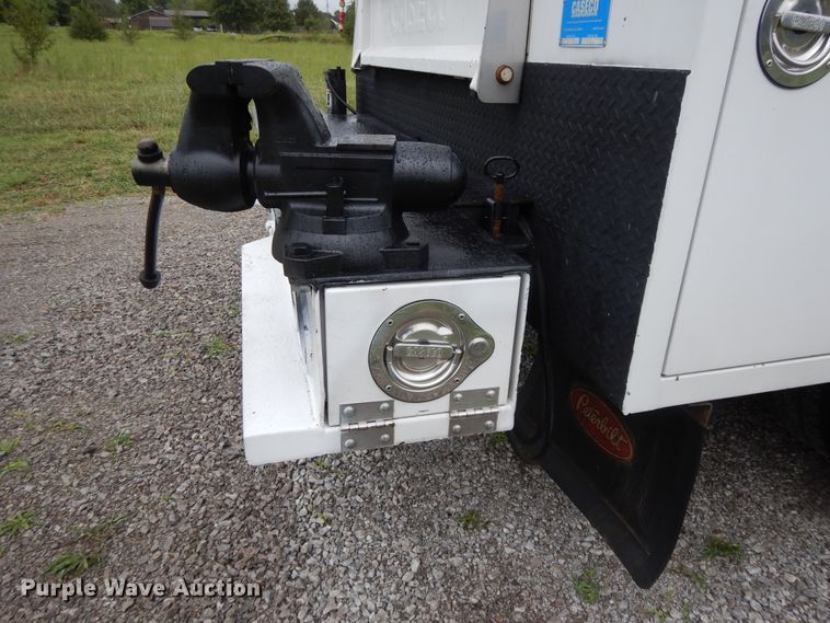 image for item DH0005 2009 Peterbilt 325  service truck with crane