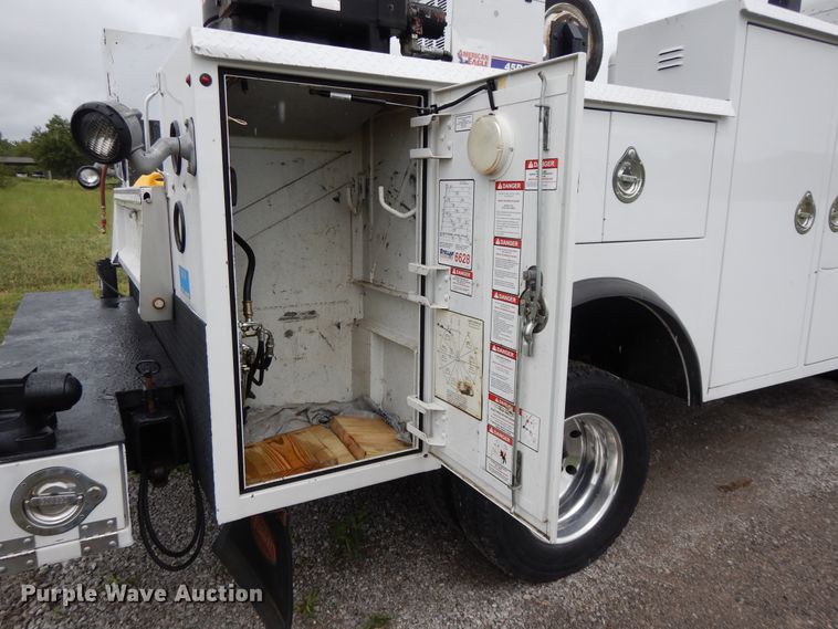 image for item DH0005 2009 Peterbilt 325  service truck with crane