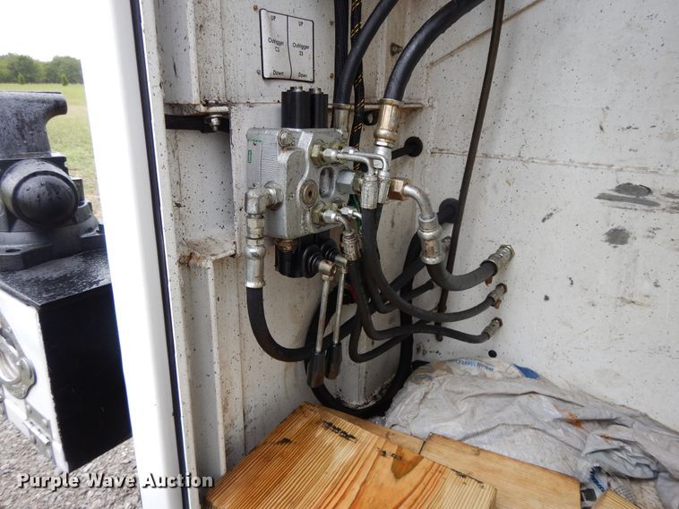 image for item DH0005 2009 Peterbilt 325  service truck with crane