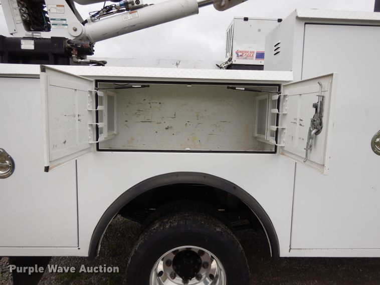 image for item DH0005 2009 Peterbilt 325  service truck with crane