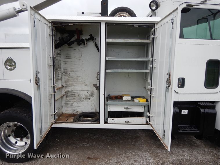 image for item DH0005 2009 Peterbilt 325  service truck with crane