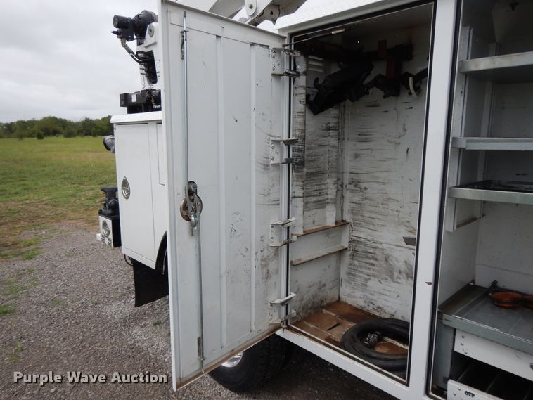 image for item DH0005 2009 Peterbilt 325  service truck with crane