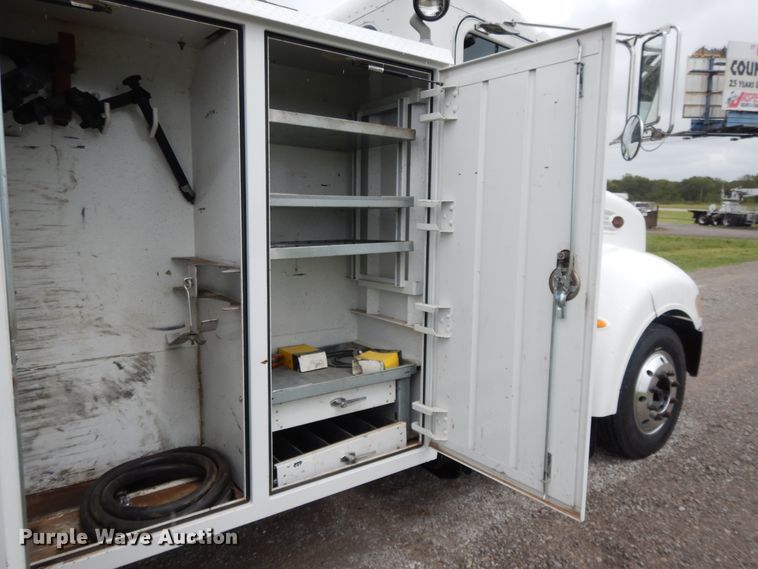 image for item DH0005 2009 Peterbilt 325  service truck with crane