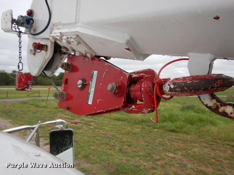 image for item DH0005 2009 Peterbilt 325  service truck with crane