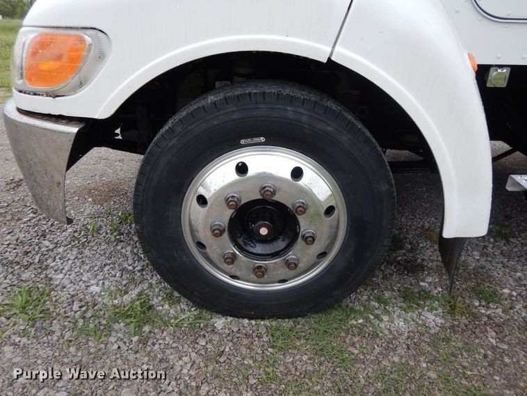 image for item DH0005 2009 Peterbilt 325  service truck with crane