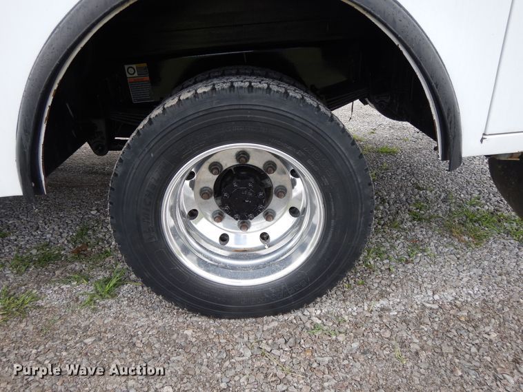 image for item DH0005 2009 Peterbilt 325  service truck with crane