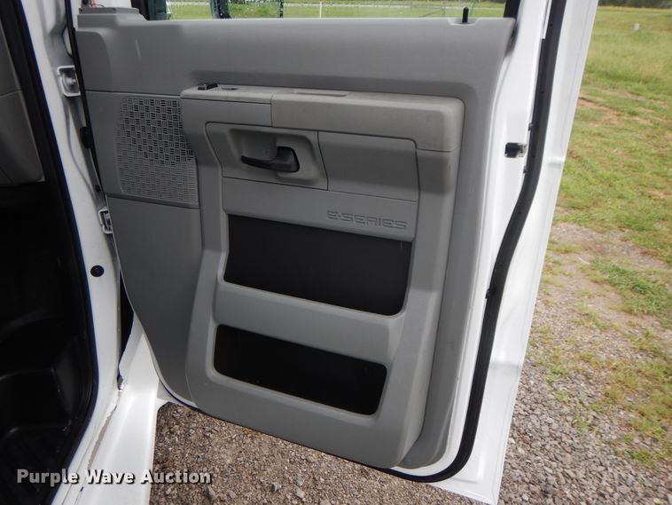 image for item DH0009 Ford E450  shuttle bus