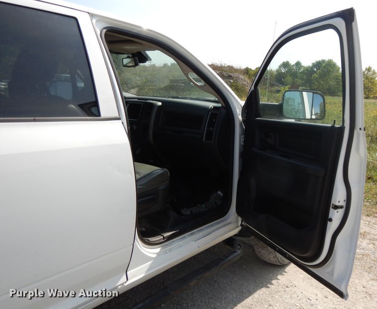 image for item DH0067 2014 Dodge Ram 5500HD  Crew Cab flatbed truck