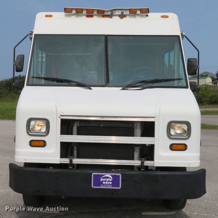 image for item DH1202 2004 Freightliner MT45  delivery truck