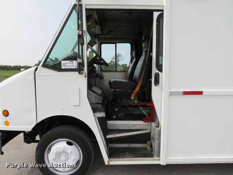 image for item DH1202 2004 Freightliner MT45  delivery truck