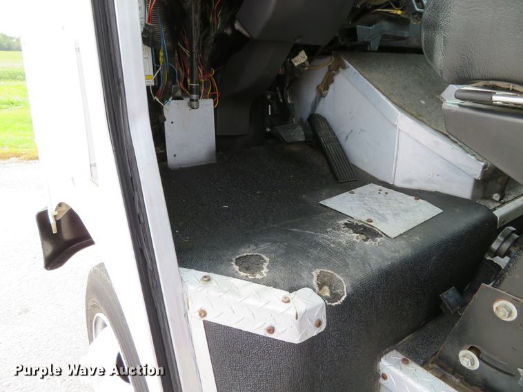 image for item DH1202 2004 Freightliner MT45  delivery truck