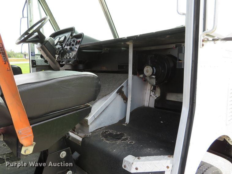 image for item DH1202 2004 Freightliner MT45  delivery truck