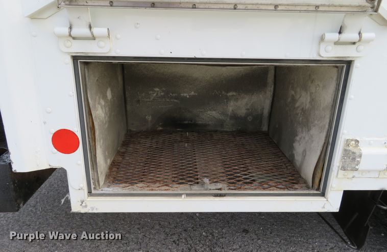 image for item DH1202 2004 Freightliner MT45  delivery truck