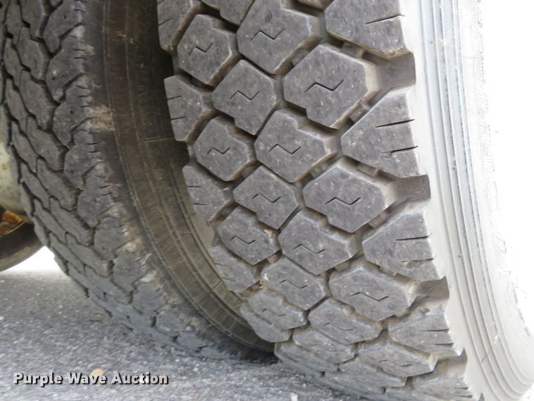 image for item DH1202 2004 Freightliner MT45  delivery truck