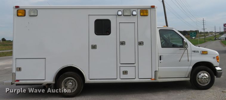 image for item DH1228 2002 Ford Econoline E450 Super Duty  ambulance