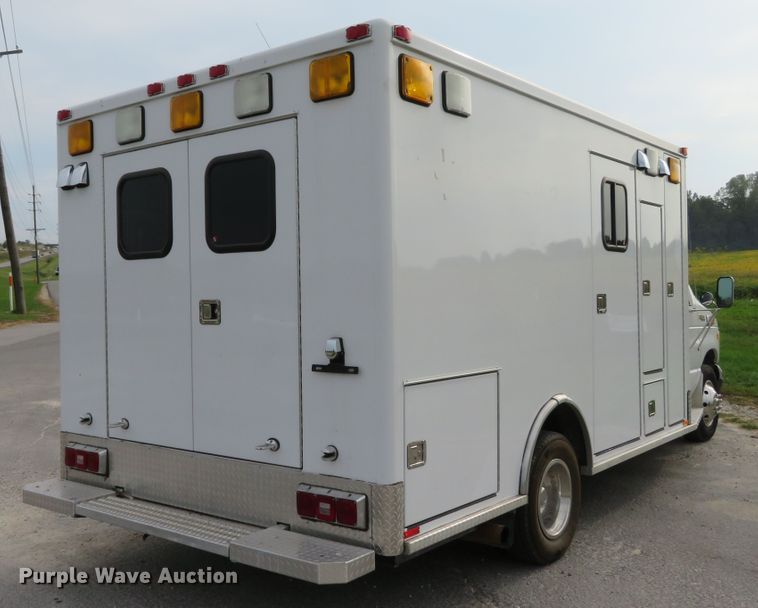 image for item DH1228 2002 Ford Econoline E450 Super Duty  ambulance