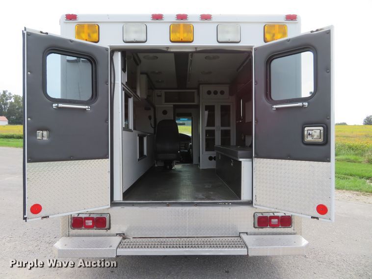 image for item DH1228 2002 Ford Econoline E450 Super Duty  ambulance