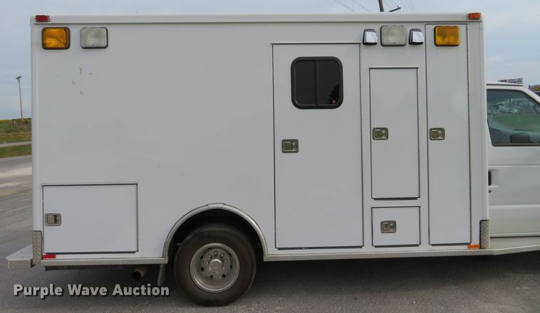 image for item DH1228 2002 Ford Econoline E450 Super Duty  ambulance