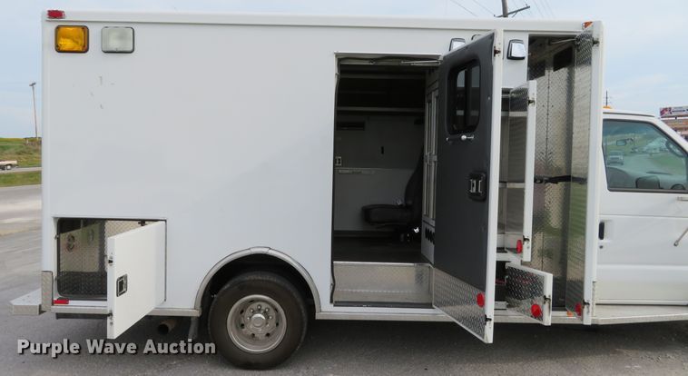 image for item DH1228 2002 Ford Econoline E450 Super Duty  ambulance
