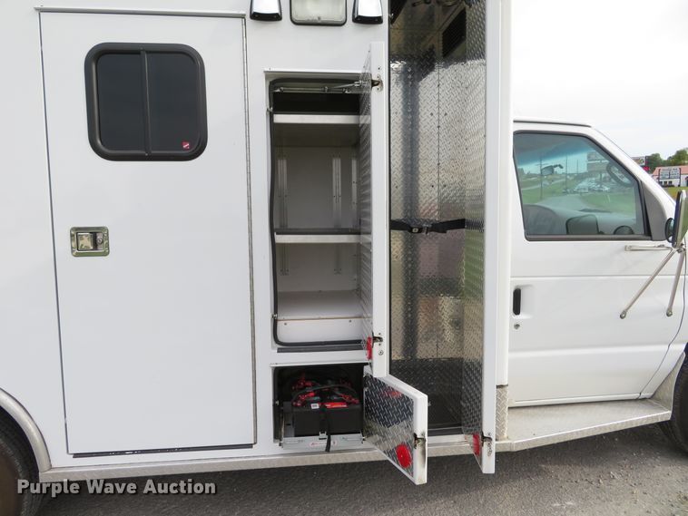 image for item DH1228 2002 Ford Econoline E450 Super Duty  ambulance