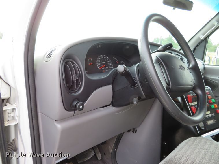 image for item DH1228 2002 Ford Econoline E450 Super Duty  ambulance