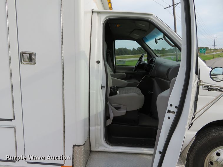 image for item DH1228 2002 Ford Econoline E450 Super Duty  ambulance