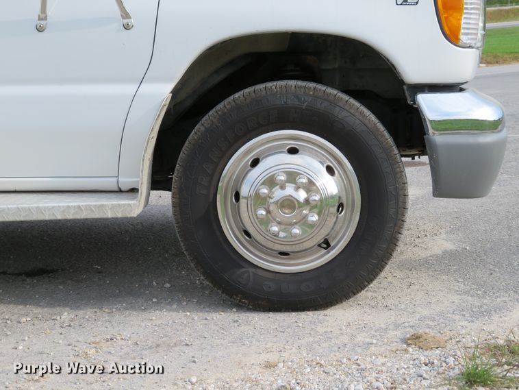 image for item DH1228 2002 Ford Econoline E450 Super Duty  ambulance