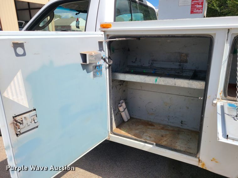 image for item DY9933 2006 Ford F450 Super Duty  bucket truck