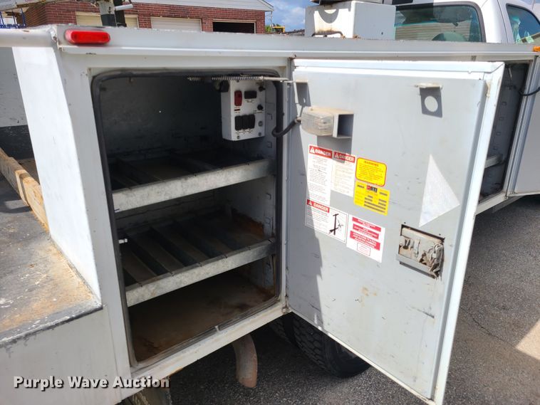 image for item DY9933 2006 Ford F450 Super Duty  bucket truck