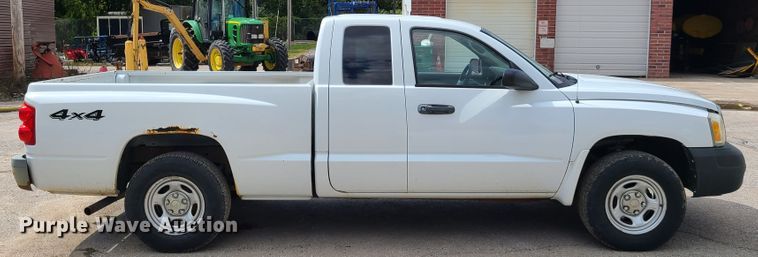 image for item DY9934 2005 Dodge Dakota  Club Cab pickup truck